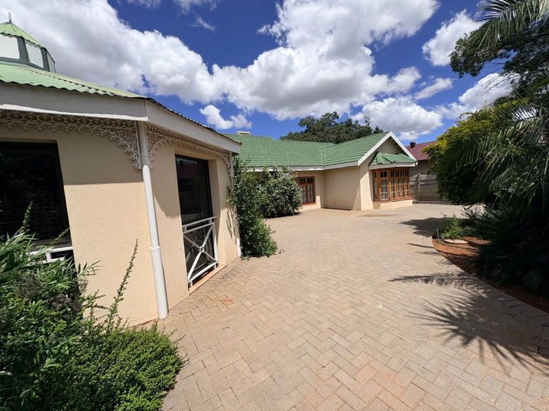 House For Sale in Monument Heights - Photo 3