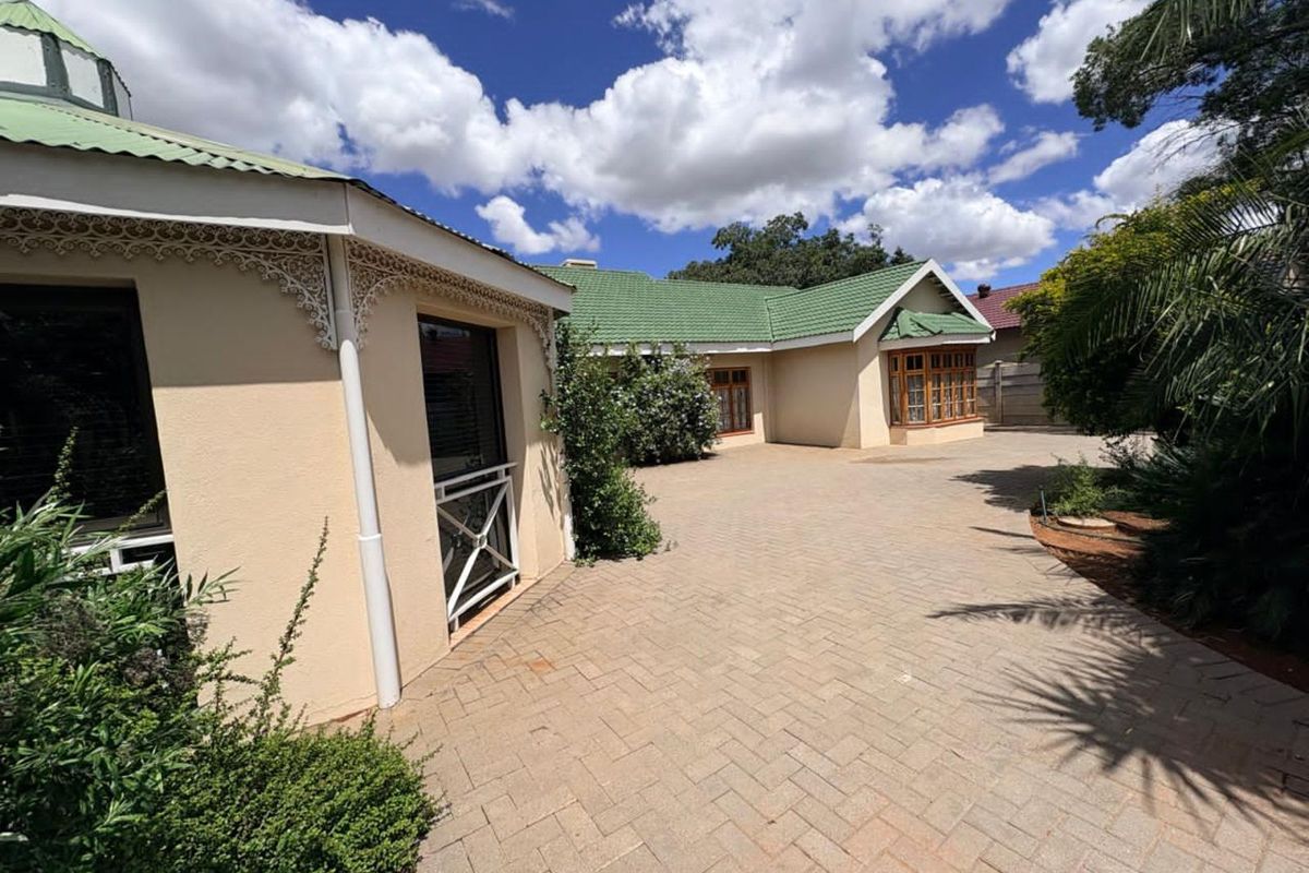 House For Sale in Monument Heights - Photo 3