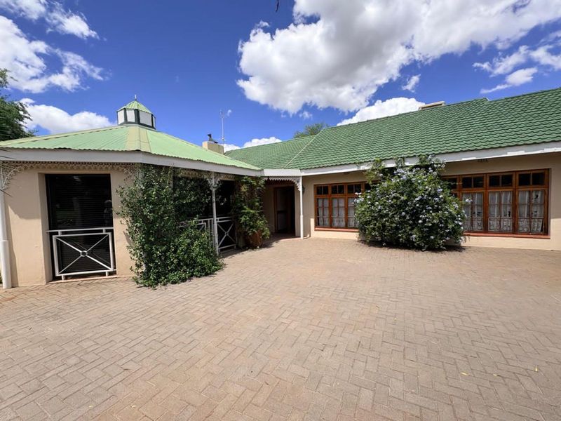 House For Sale in Monument Heights - Photo 4