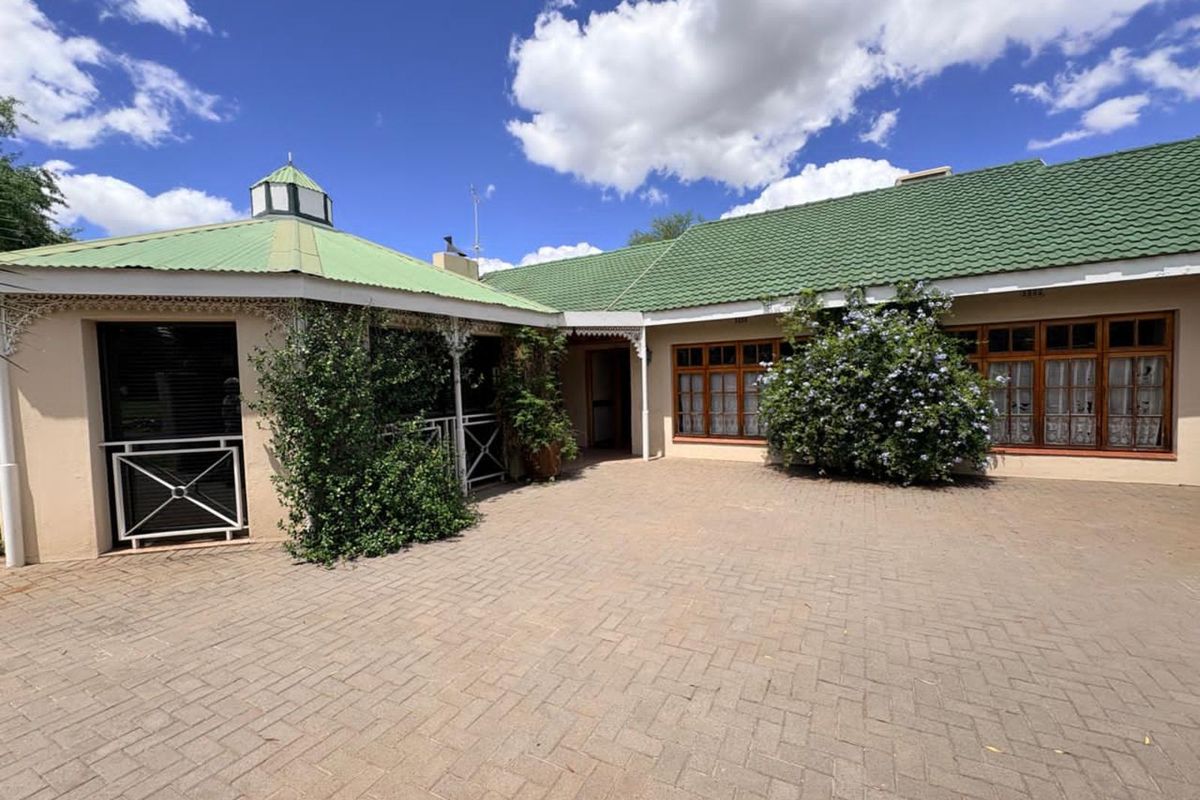 House For Sale in Monument Heights - Photo 4