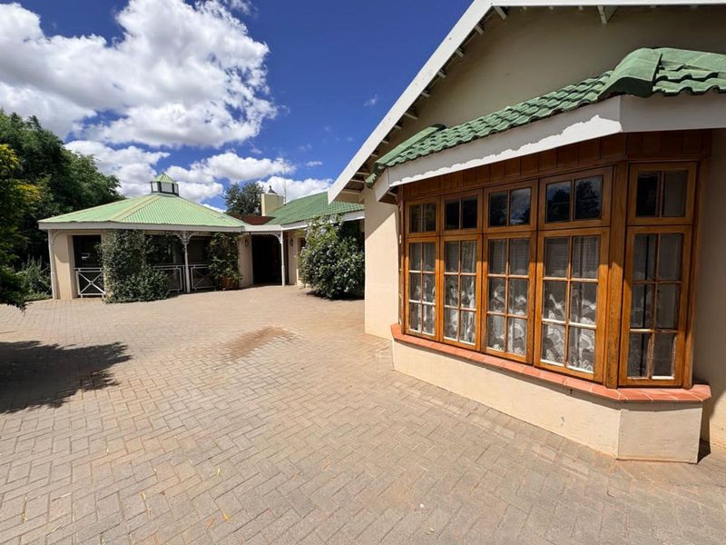 House For Sale in Monument Heights - Photo 2