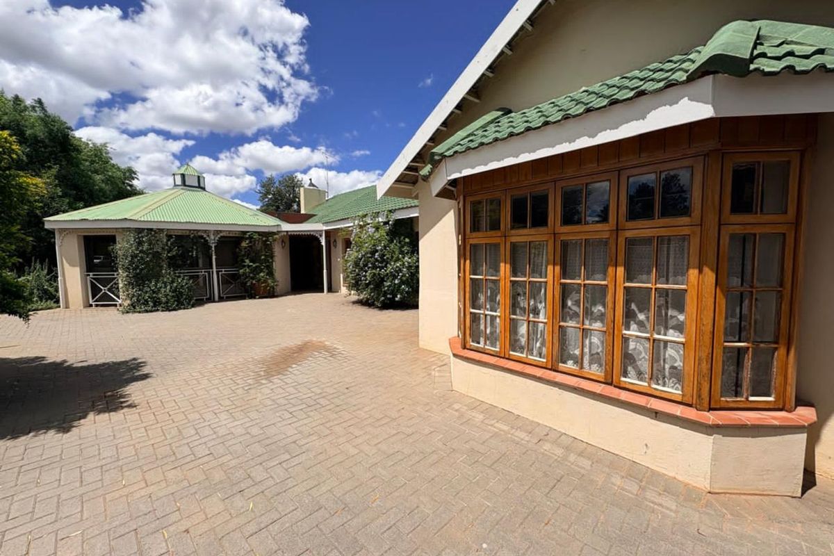 House For Sale in Monument Heights - Photo 2