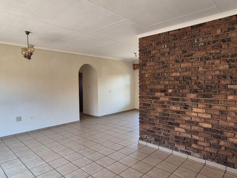 Townhouse For Sale in Lydenburg Central - Photo 5