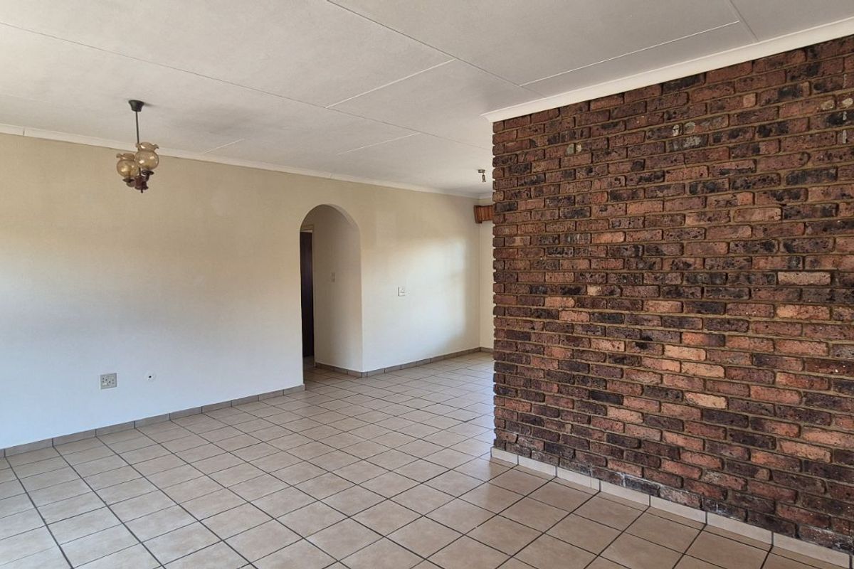 Townhouse For Sale in Lydenburg Central - Photo 5