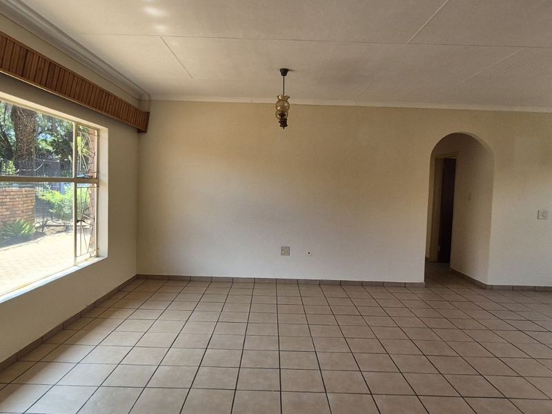 Townhouse For Sale in Lydenburg Central - Photo 6