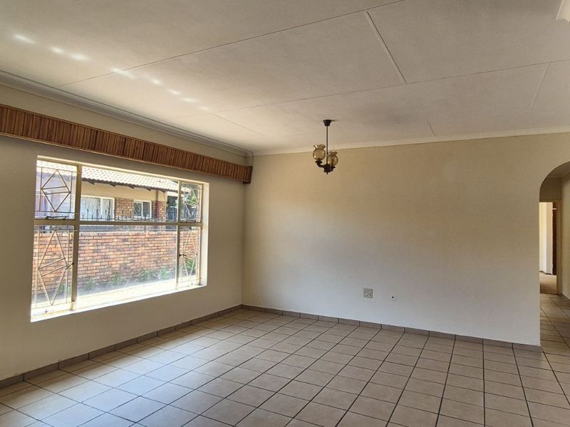 Townhouse For Sale in Lydenburg Central - Photo 4