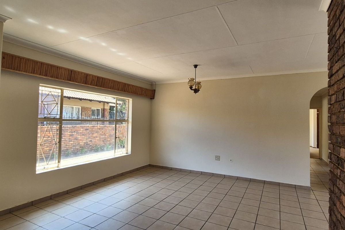 Townhouse For Sale in Lydenburg Central - Photo 4