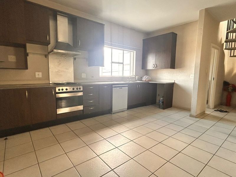 Apartment For Sale in Lonehill - Photo 2