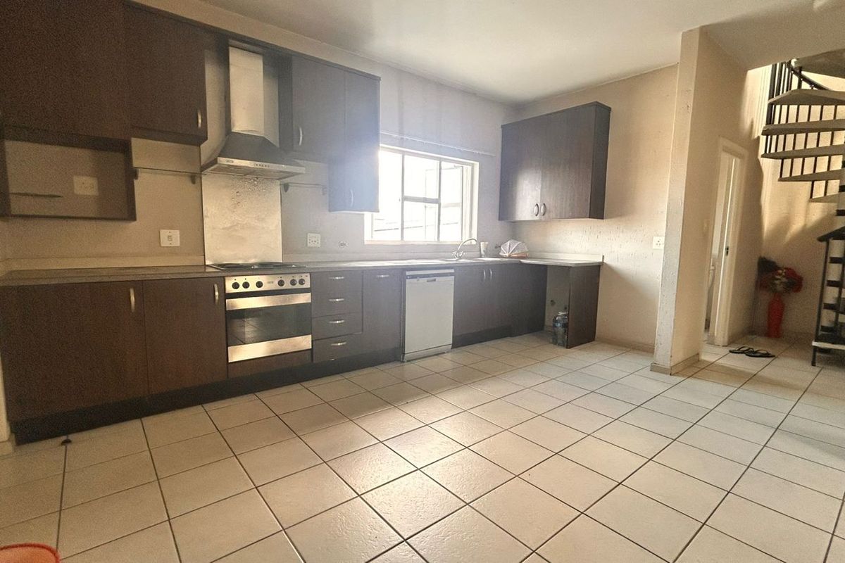 Apartment For Sale in Lonehill - Photo 2