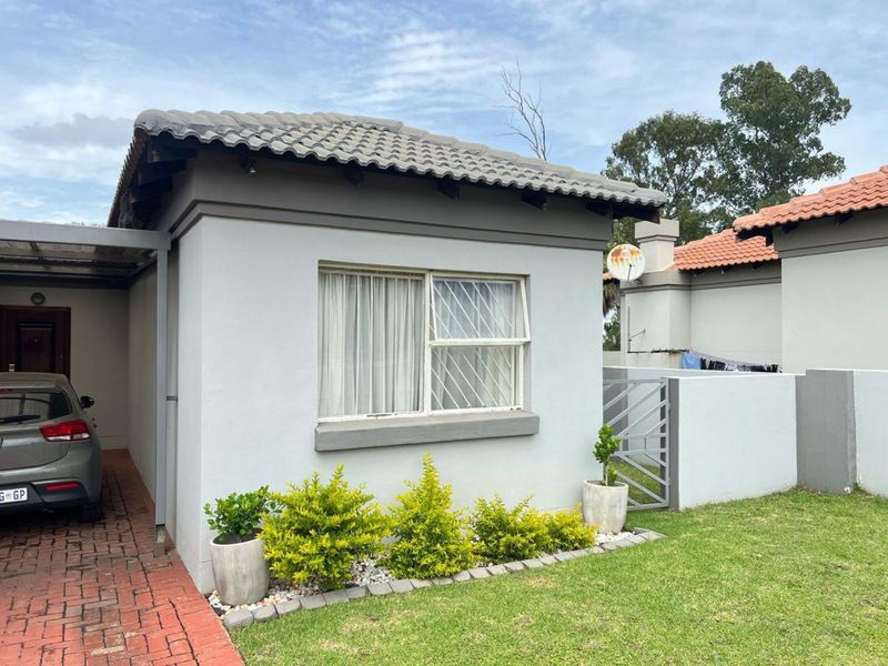 Townhouse For Sale in Reyno Ridge - Photo 2