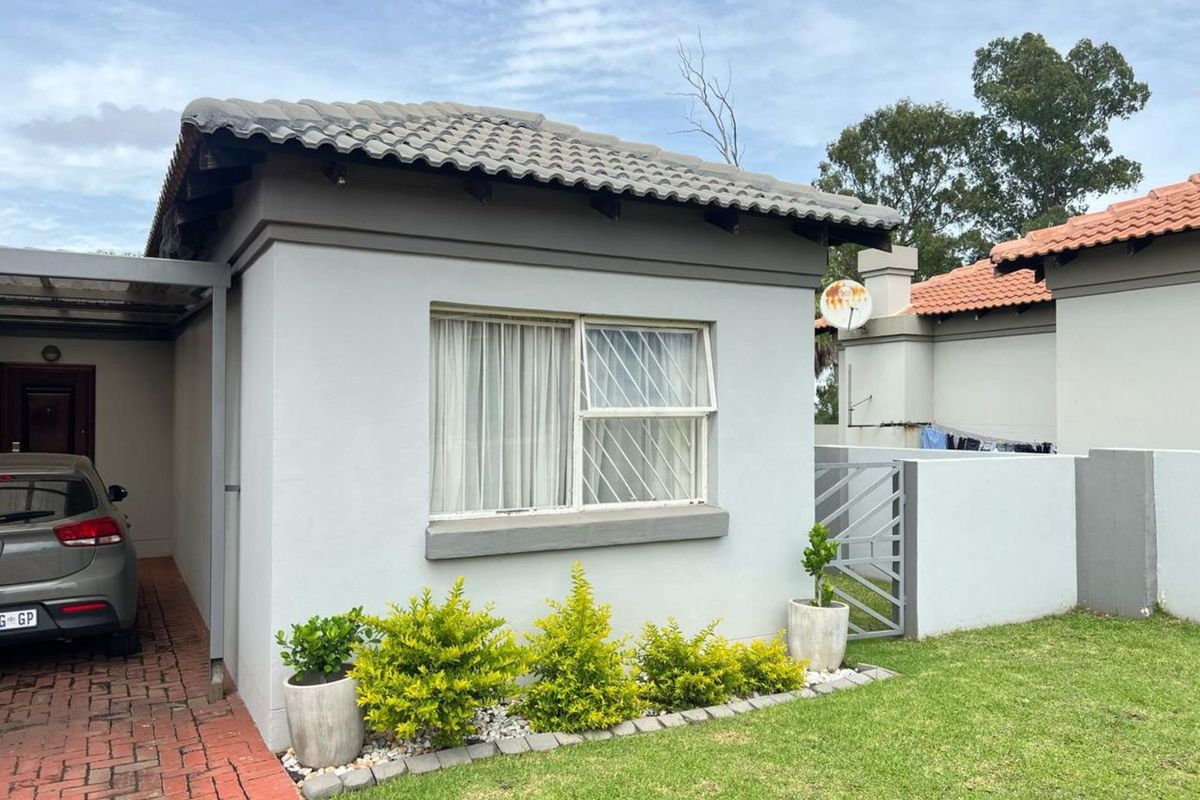 Townhouse For Sale in Reyno Ridge - Photo 2