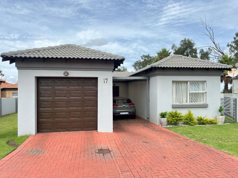 Townhouse For Sale in Reyno Ridge - Photo 3