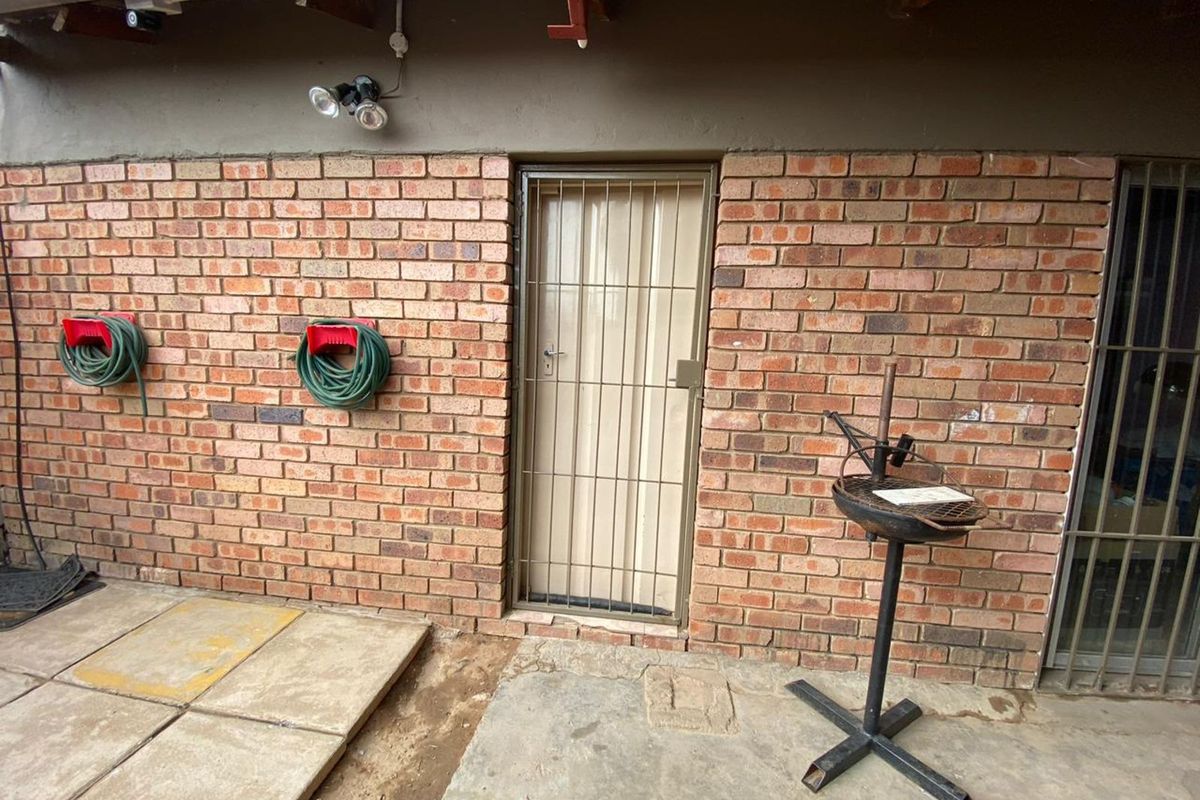 House For Sale in Northview - Photo 3