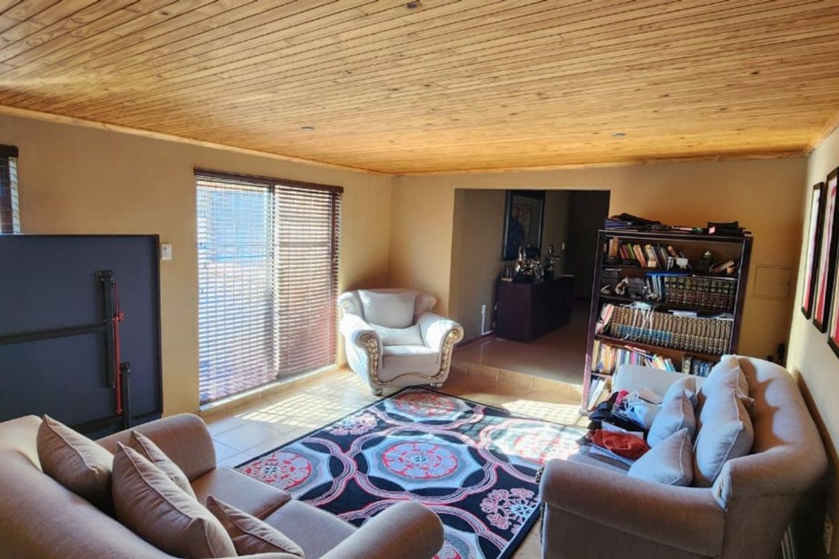 House For Sale in Hillcrest - Photo 2