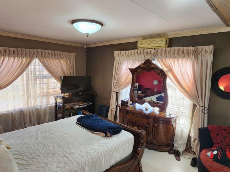 House For Sale in Hillcrest - Photo 10