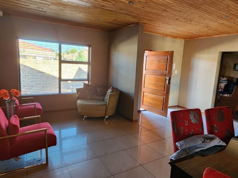 House For Sale in Hillcrest - Photo 4