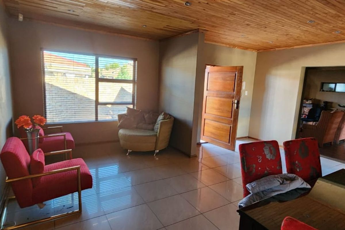 House For Sale in Hillcrest - Photo 4