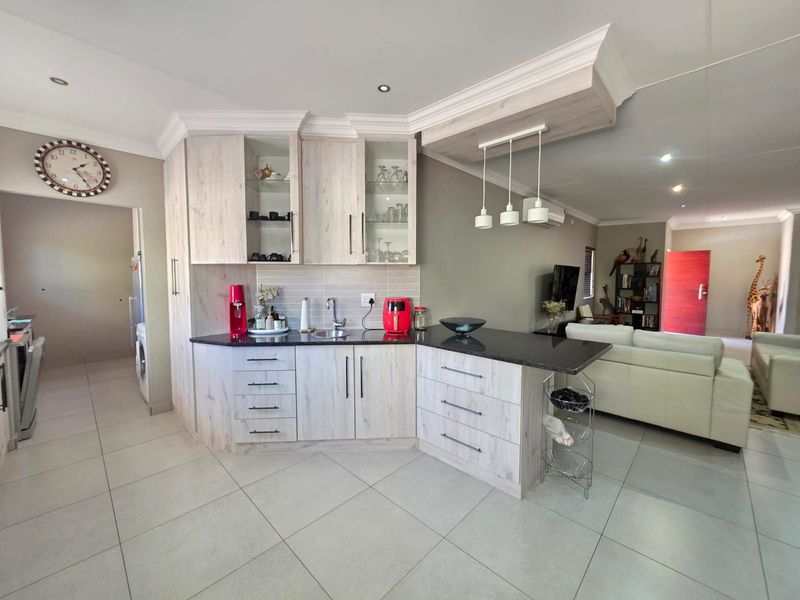 House For Sale in Hillcrest - Photo 8