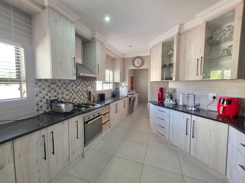 House For Sale in Hillcrest - Photo 7