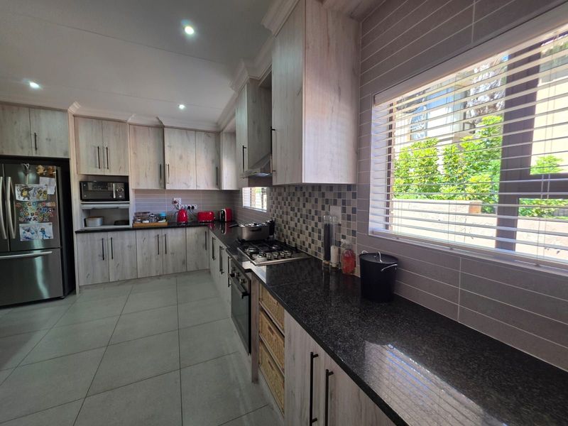 House For Sale in Hillcrest - Photo 6