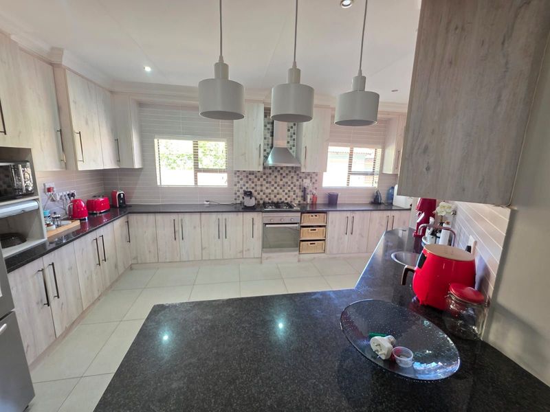 House For Sale in Hillcrest - Photo 10