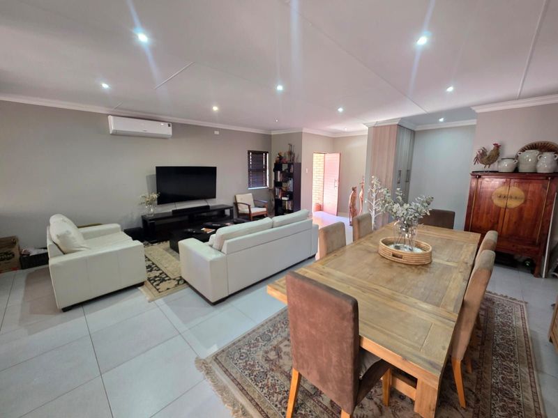 House For Sale in Hillcrest - Photo 3