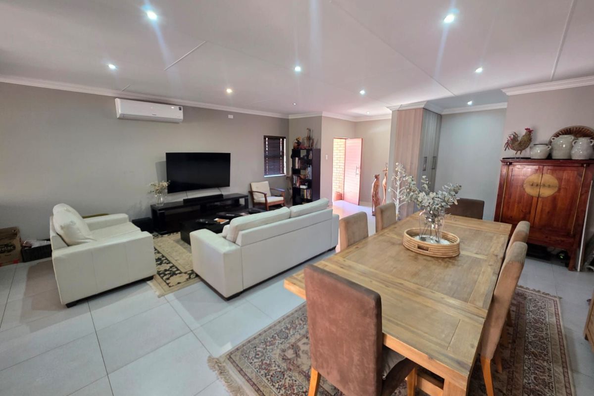 House For Sale in Hillcrest - Photo 3