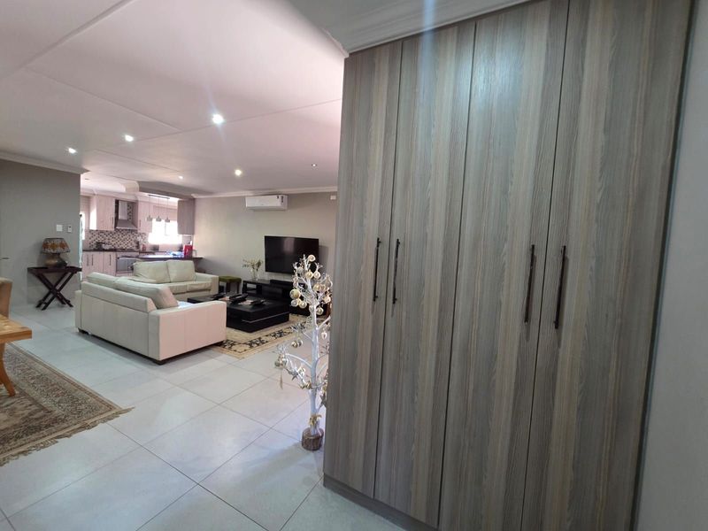 House For Sale in Hillcrest - Photo 4