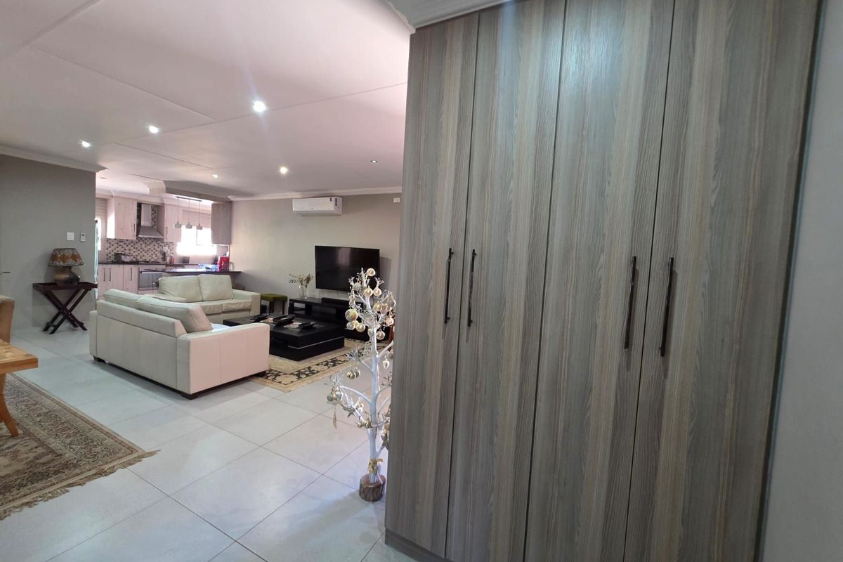 House For Sale in Hillcrest - Photo 4