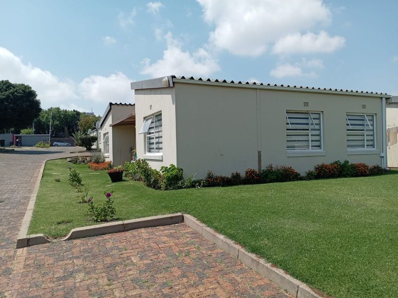 Townhouse For Sale in Florida - Photo 2