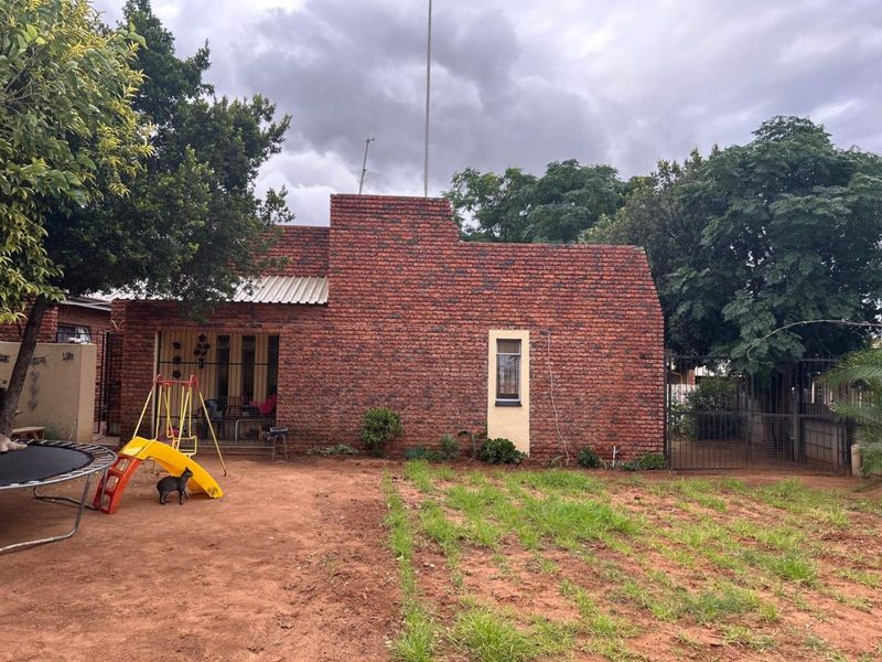 House For Sale in Ivy Park - Photo 2