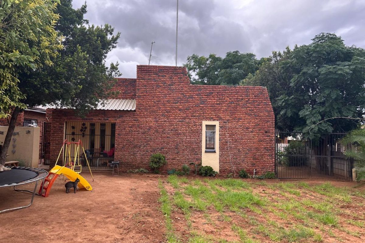 House For Sale in Ivy Park - Photo 2