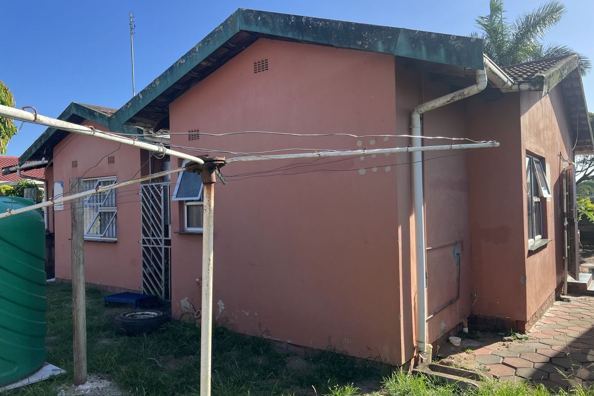 House For Sale in Esikhawini Central - Photo 2