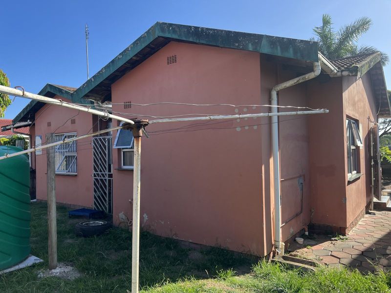 House For Sale in Esikhawini Central - Photo 2