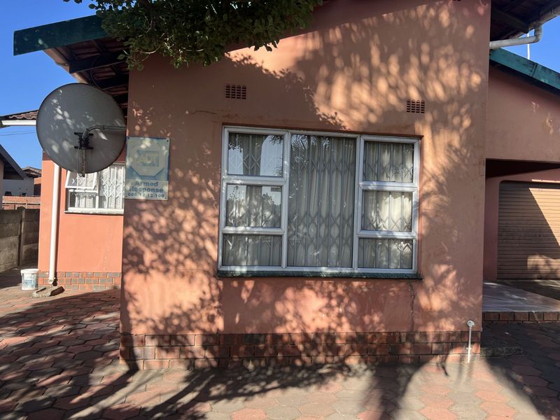 House For Sale in Esikhawini Central - Photo 3