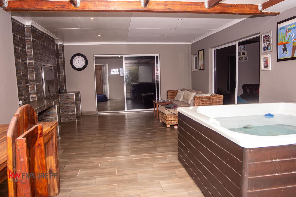 House For Sale in Summerstrand - Photo 2