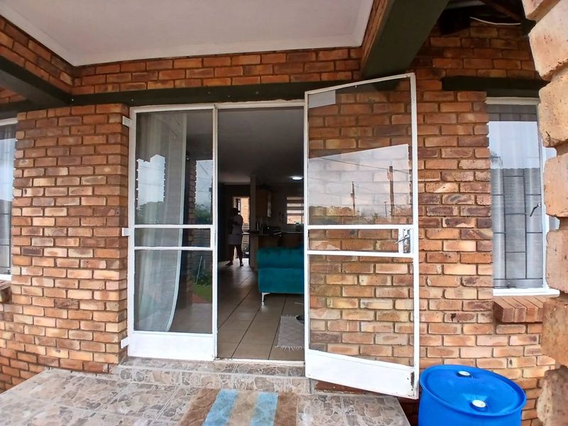 Townhouse For Sale in Ekklesia - Photo 6