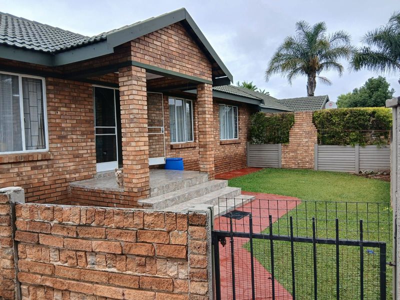 Townhouse For Sale in Ekklesia - Photo 2