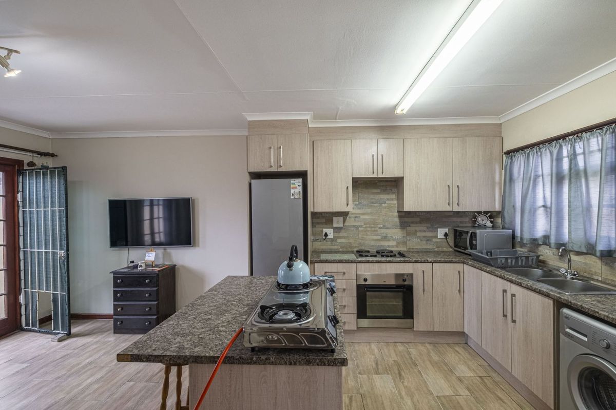 Townhouse For Sale in Lorraine - Photo 5