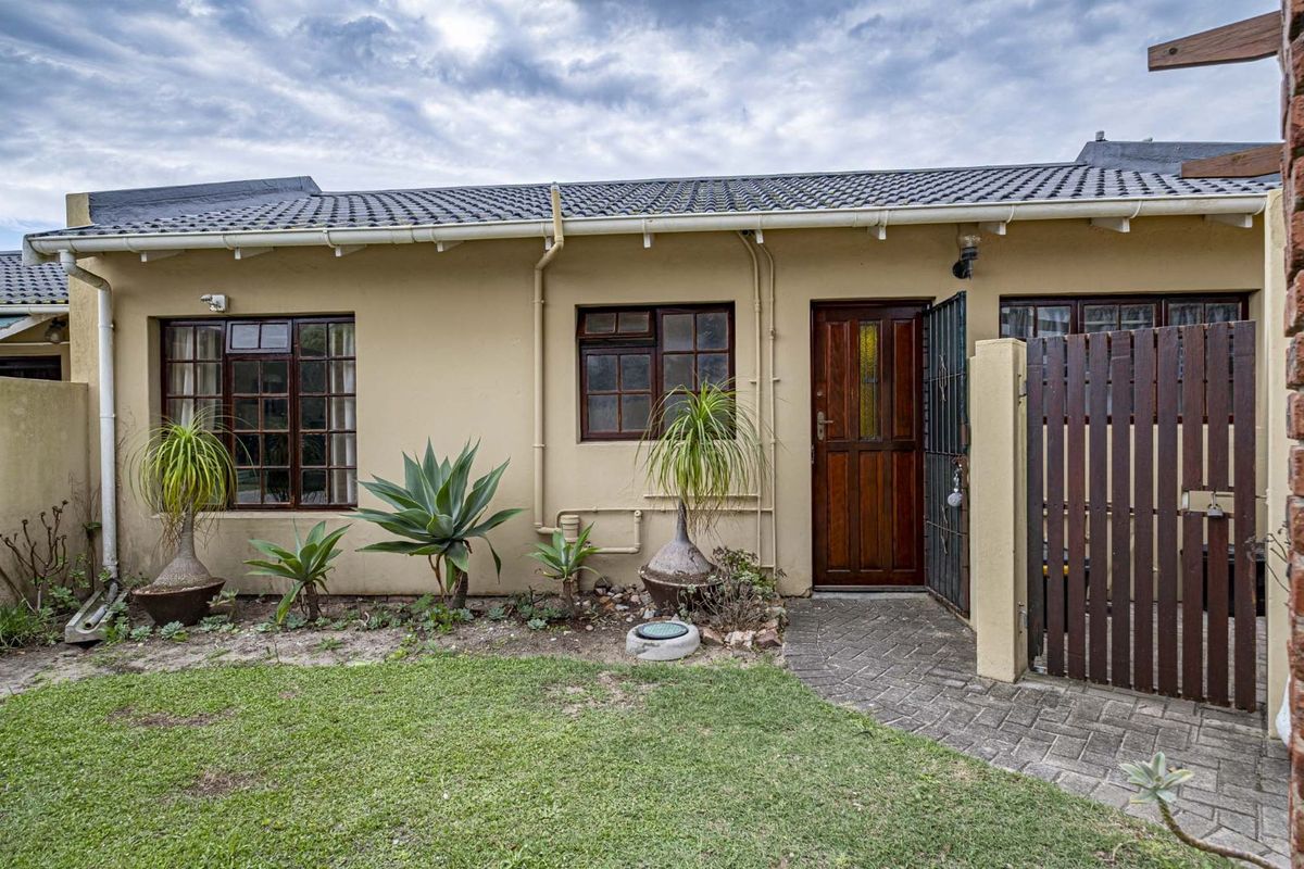 Townhouse For Sale in Lorraine - Photo 2