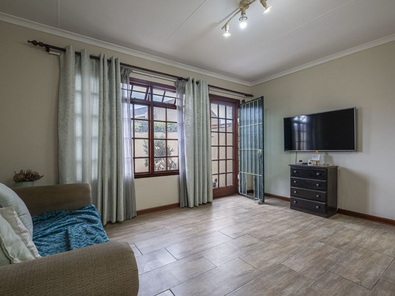 Townhouse For Sale in Lorraine - Photo 8