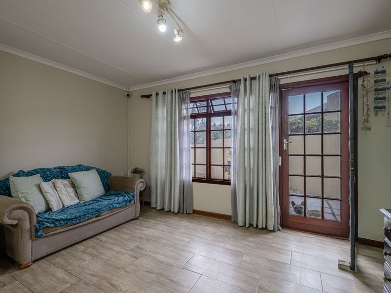 Townhouse For Sale in Lorraine - Photo 7