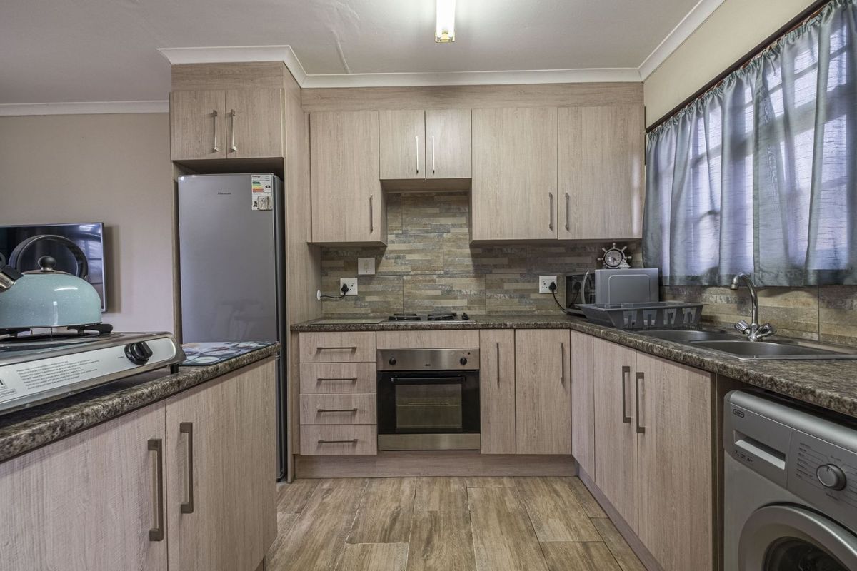 Townhouse For Sale in Lorraine - Photo 4