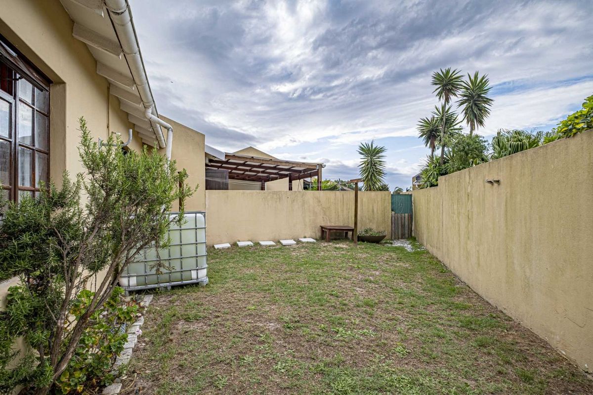 Townhouse For Sale in Lorraine - Photo 3