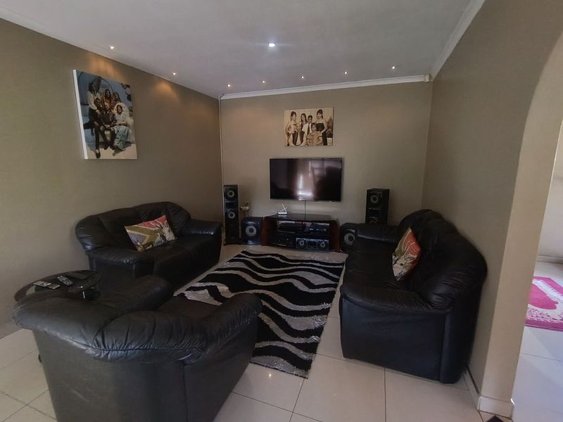 House For Sale in Shallcross - Photo 5