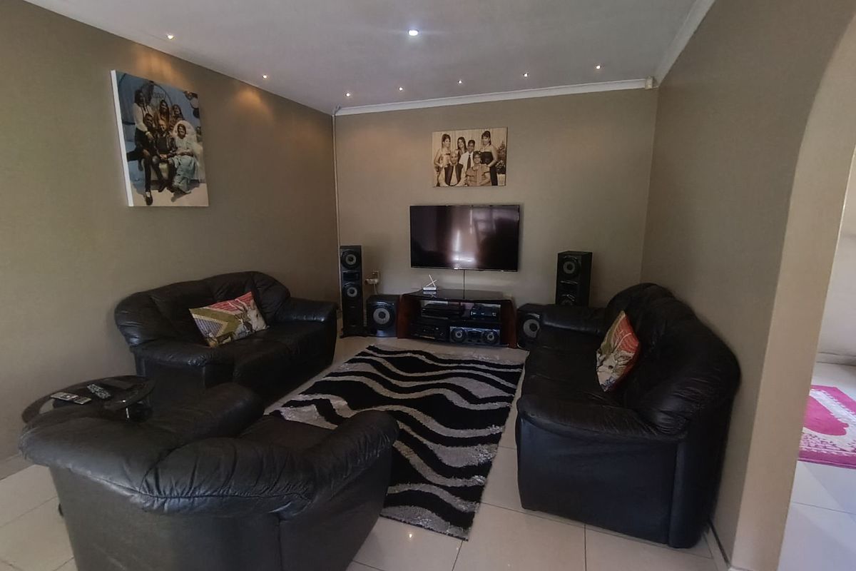 House For Sale in Shallcross - Photo 5