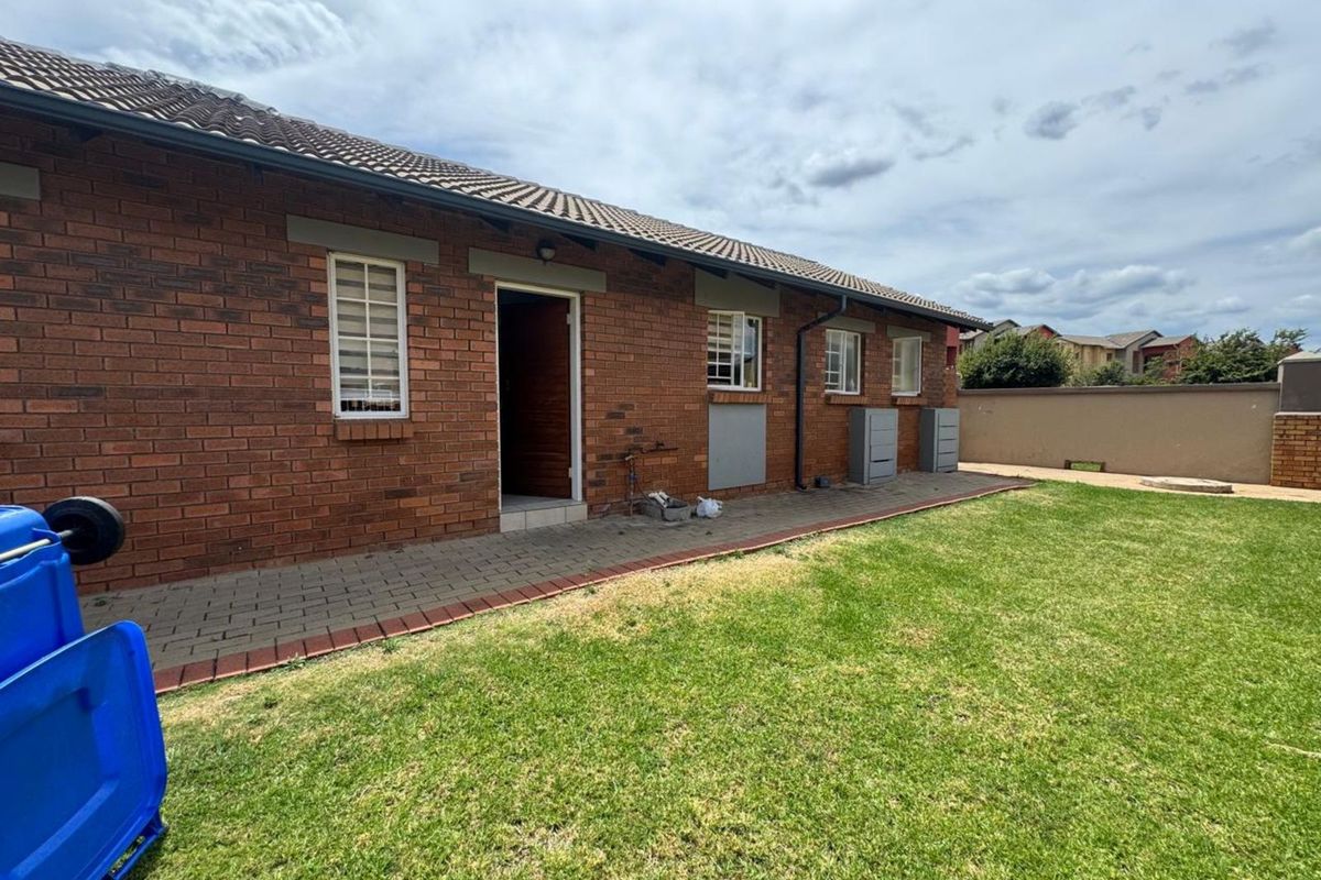 Townhouse For Sale in Monavoni - Photo 3