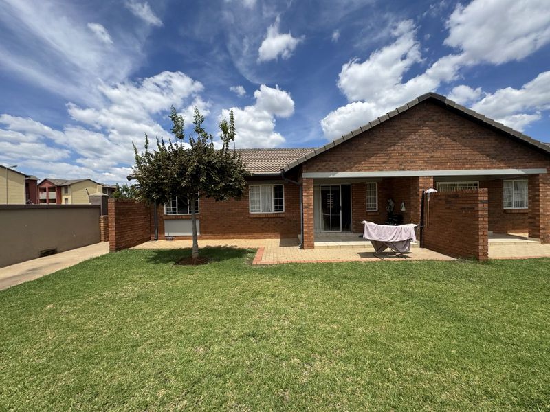 Townhouse For Sale in Monavoni - Photo 2