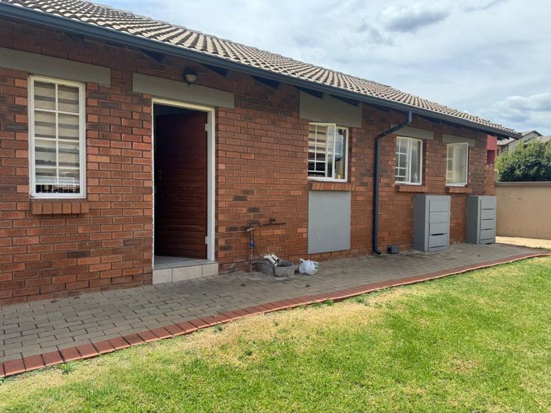 Townhouse For Sale in Monavoni - Photo 4