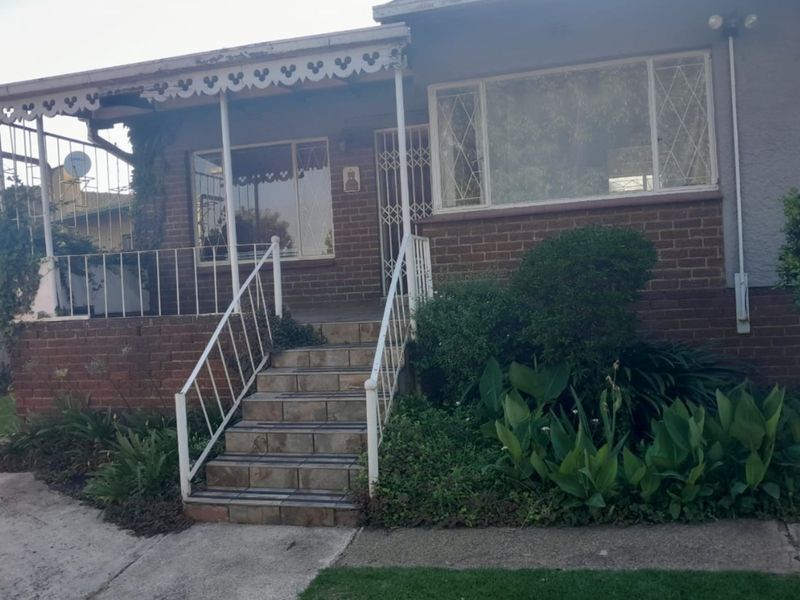 House To Rent in Woodmere - Photo 2